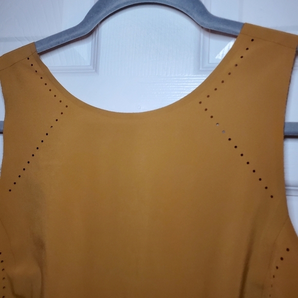 Athleta Terra Perforated Scoop Back Sleeveless Crop Tank Top S Gold Mustard - Picture 3 of 9